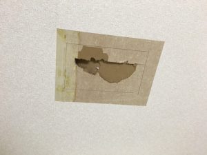 横浜市西区 事務所の壁穴補修工事